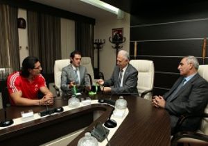 Koçak Seven'i ödüllendirdi